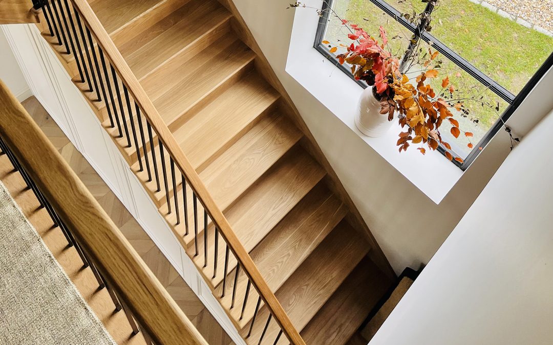 STAIRCASES, BALUSTRADE AND OAK HANDRAIL