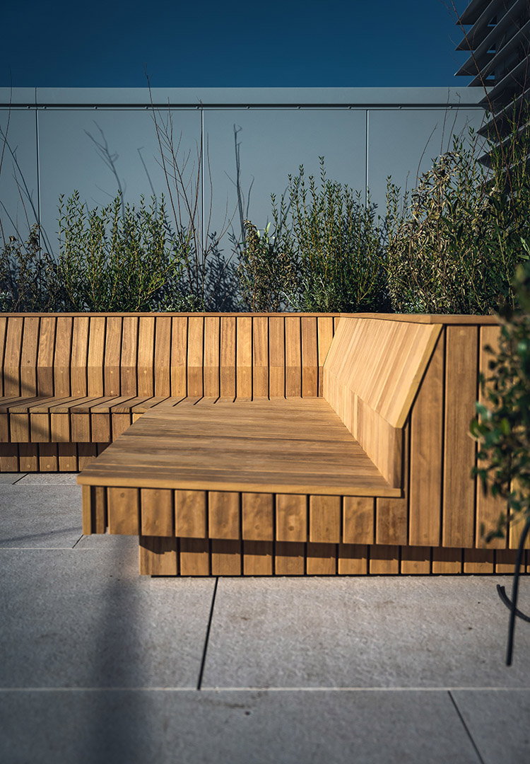 Side view of the shape of Iroko terrace furniture